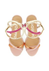 Sandalias rosas con correas metálicas en dorado, rosa y rosa dorado. El diseño incluye detalles cruzados y una plantilla acolchada.