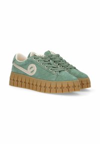 Sneakers in suede verde con un accento in pelle beige e occhielli in metallo. Suola spessa in gomma naturale con un motivo testurizzato. Design con lacci.