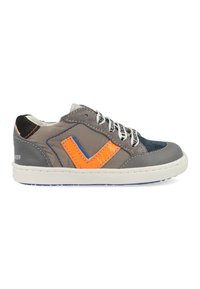 Sneaker met een grijze stoffen bovenkant, oranje en blauwe stiksels, witte zool en gemusterde veters. Bevat gestikte accenten en textuurpanelen.