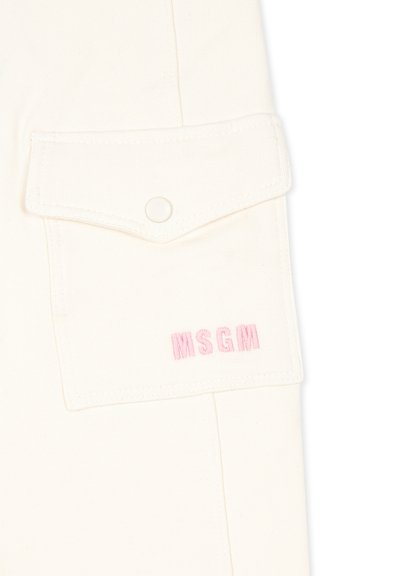 Pantaloni color crema con tasca a pattina e bottone a pressione, e logo "MSGM" ricamato in rosa sul lato. Texture morbida.