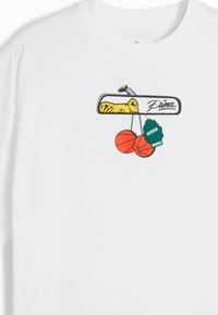 Witte t-shirt met een grafisch ontwerp van een golfclub, twee oranje basketballetjes en een groene luchtverfrisser. Katoenmengsel, korte mouwen.