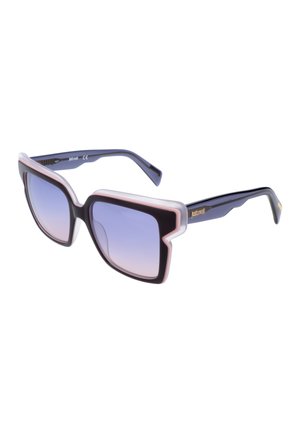 Lenti quadrate sfumate viola con montature spesse viola scuro e contorno rosa chiaro su un paio di occhiali da sole con aste larghe.