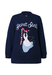 Granatowy sweter z napisem "Secret Santa", na którym znajduje się radosny pingwin w czapce Mikołaja, trzymający laskę cukrową.