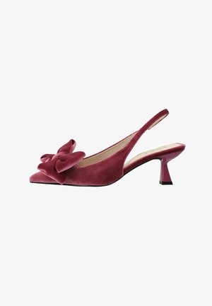 Chaussures slingback en velours rose foncé, présentant un grand nœud sur le bout, une forme pointue et un petit talon épais avec un accent noir.