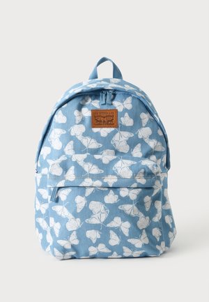 Lichtblauwe rugzak met witte vlinderprint, voorvak met rits, bovenhandvat en een bruine Levi Strauss & Co.-logo patch.