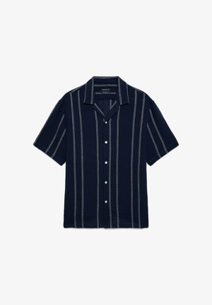 Chemise bleu marine à manches courtes avec boutons, rayures verticales blanches et col camp, posée à plat sur un fond blanc.