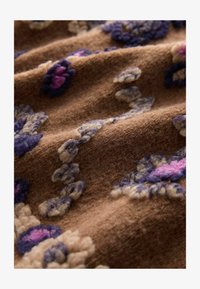 Ausgewählt, tan brown floral