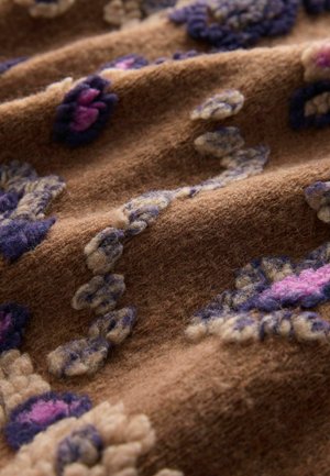 Brązowy materiał o miękkiej, puszystej fakturze, z wzorami kwiatowymi w odcieniach purpury i różu oraz beżowymi akcentami.