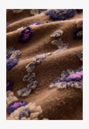 Brązowy materiał o miękkiej, puszystej fakturze, z wzorami kwiatowymi w odcieniach purpury i różu oraz beżowymi akcentami.