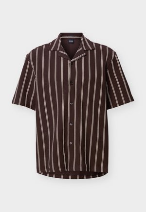 Καφέ κοντομάνικο πουκάμισο με λευκές κάθετες ρίγες και γιακά τύπου κάμπινγκ, απλωμένο επίπεδα σε ανοιχτό φόντο.