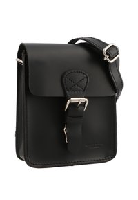 Czarna skórzana torebka na ramię z przednim zapięciem na klamrę, regulowanym paskiem oraz gładkimi, stębnowanymi krawędziami.