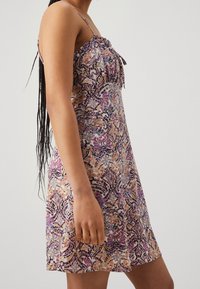 Šaty na tenké ramínka s barevným paisley vzorem, s volánkovým výstřihem a měkkou, lehkou látkou.