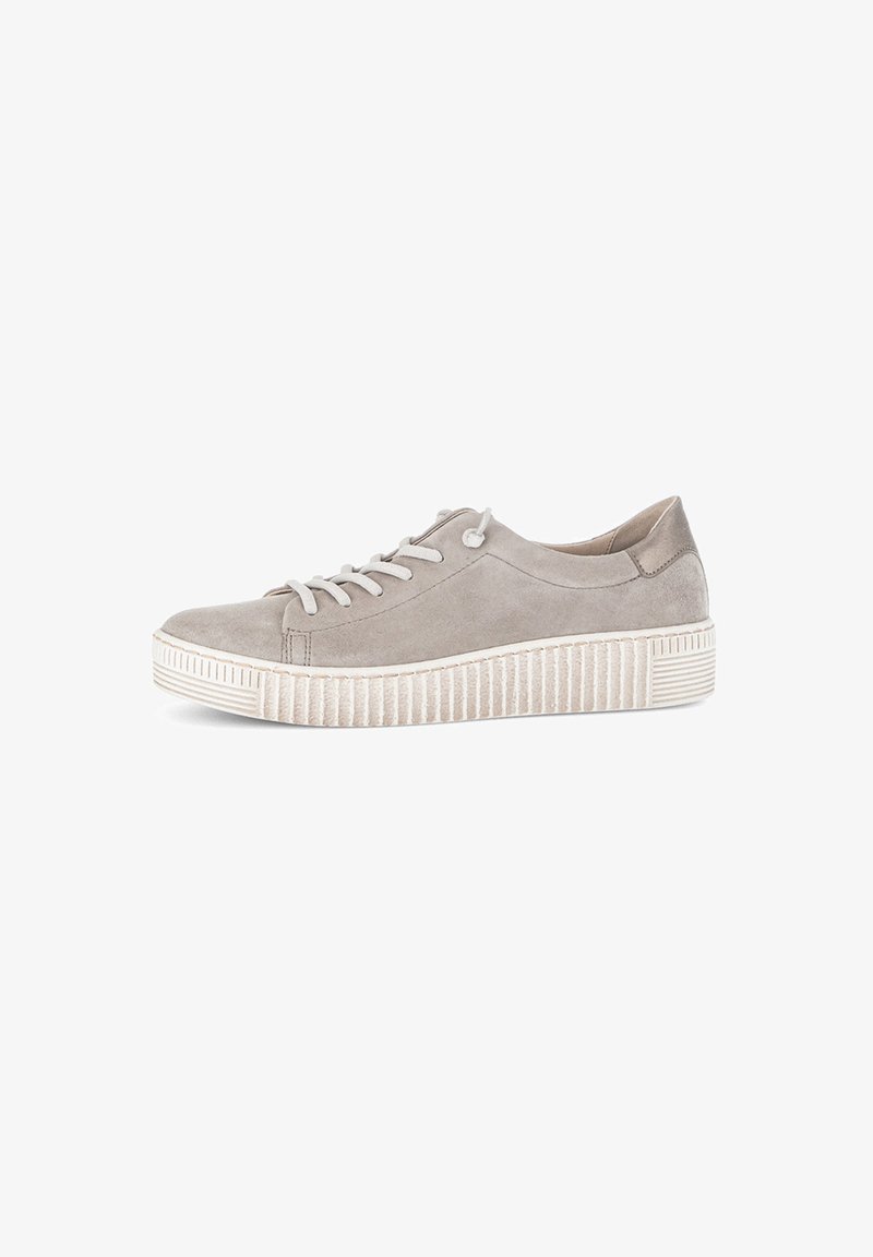 Szürke velúr sneaker kerek orral, lapos fehér gumitalppal és fűzős kivitelben. Jellemzője a bordázott talp, függőleges csíkokkal.