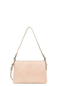 Sac à main en cuir rose clair au toucher lisse, de forme rectangulaire, avec une bandoulière amovible et des accents en métal.