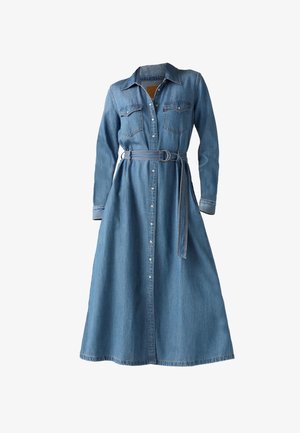 Robe chemise en denim à manches longues, avec devant boutonné, deux poches poitrine, taille ceinturée et fentes latérales, en bleu clair avec une texture lisse.