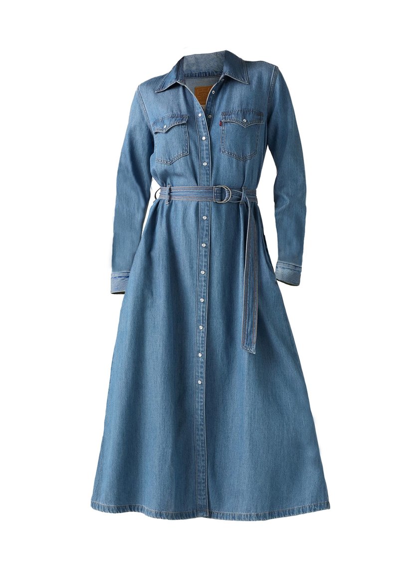 Robe chemise en denim à manches longues, avec devant boutonné, deux poches poitrine, taille ceinturée et fentes latérales, en bleu clair avec une texture lisse.