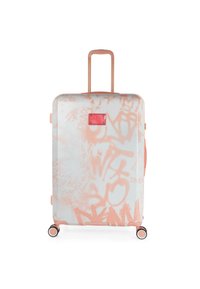 Maleta rígida con un patrón de graffiti en blanco y rosa pálido, un mango retráctil y cuatro ruedas multidireccionales.