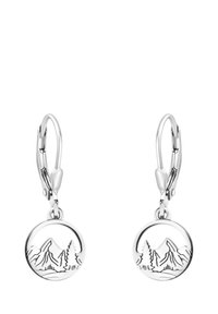 Orecchini d'argento con pendenti rotondi, caratterizzati da incisioni di montagne e alberi. La chiusura è di tipo leva con una finitura lucida.
