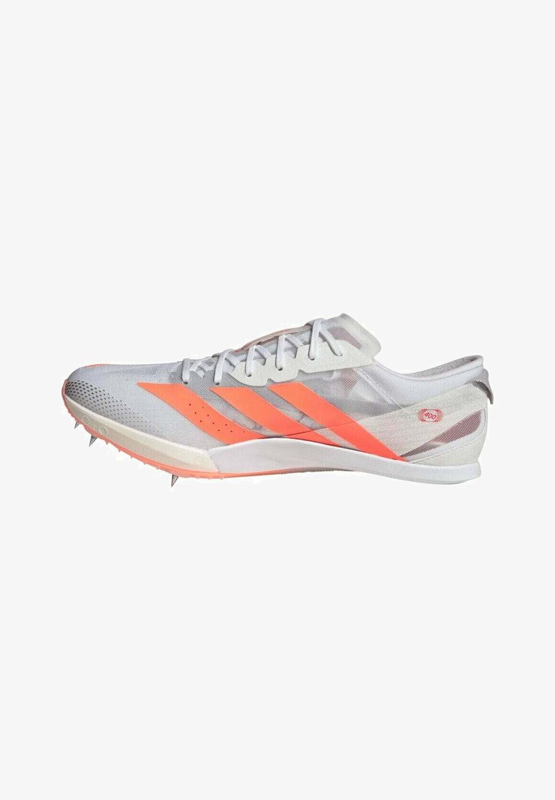 Chaussure à pointes légère blanche et orange avec lacets, trois bandes orange, et pointes métalliques sur la semelle conçue pour la course.