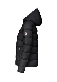 Giubbotto trapuntato nero con cappuccio, dotato di un design a quadrati e una tasca laterale con zip. Include una patch con il logo sulla manica sinistra.