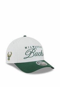 Weißer Hut mit grünem Schirm, der "Milwaukee Bucks" in Schreibschrift präsentiert. Enthält das Bucks-Logo an der Seite, hat ein strukturiertes Design und einen flachen Schirm.