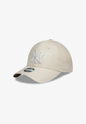 Gorra de béisbol New Era en cuero sintético de color beige claro con logo bordado en blanco, visera curvada y correa adjustable en la parte posterior.