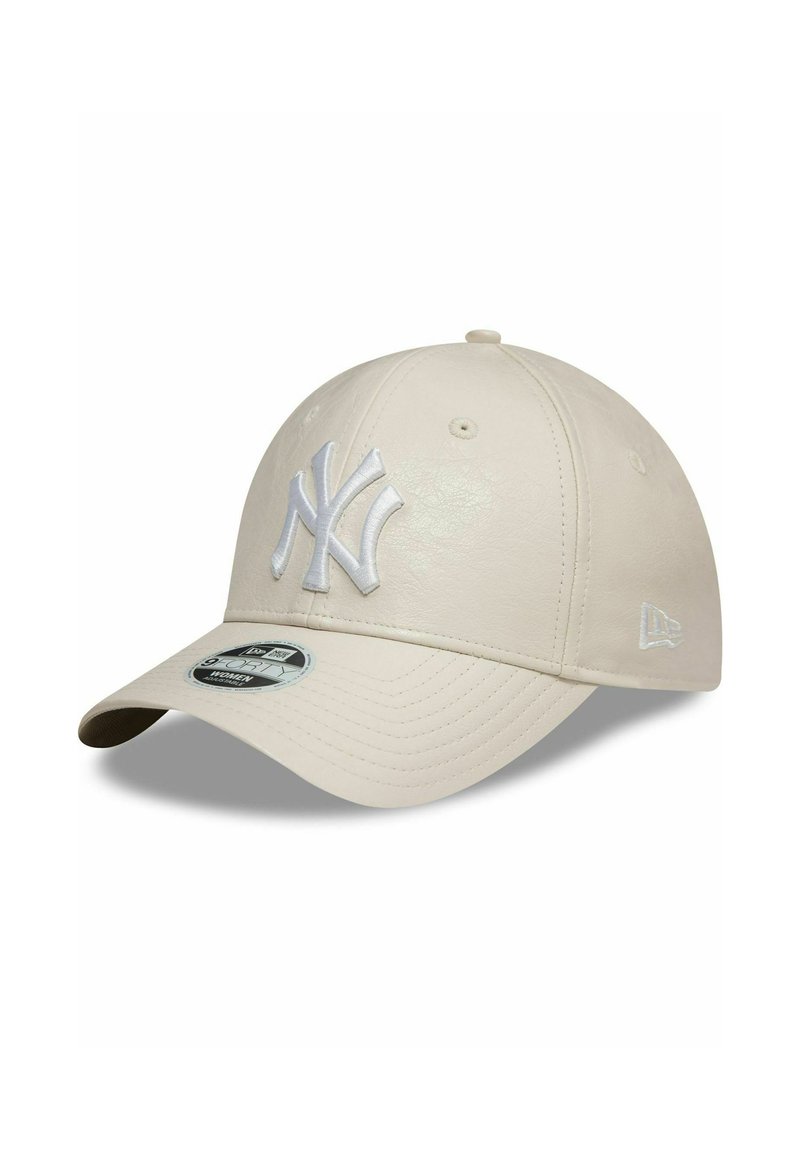 Gorra de béisbol New Era en cuero sintético de color beige claro con logo bordado en blanco, visera curvada y correa adjustable en la parte posterior.