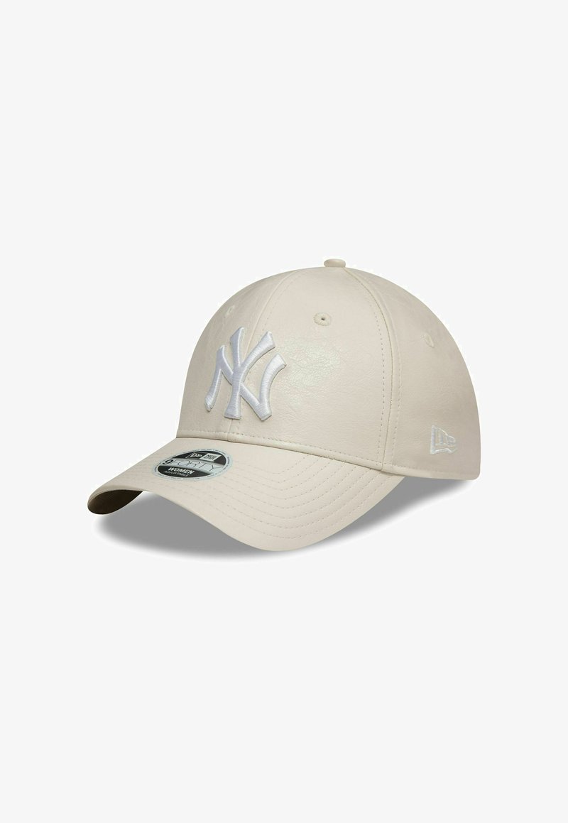 Gorra de béisbol New Era en cuero sintético de color beige claro con logo bordado en blanco, visera curvada y correa adjustable en la parte posterior.