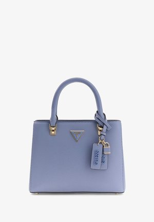 Borsa azzurro chiaro con texture, due manici superiori, dettagli in oro, logo e una targhetta pendente. Forma rettangolare con design strutturato.