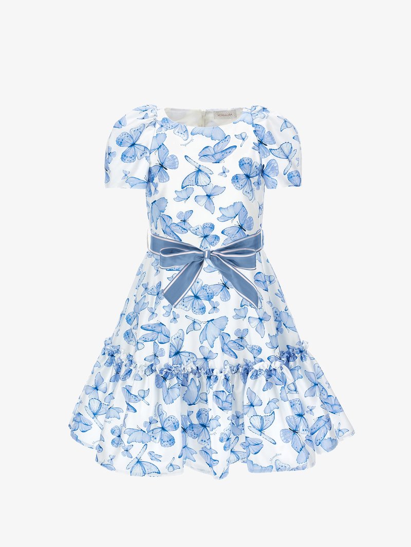 Cvetna obleka z belo podlago in modrimi metuljnimi motivi, kratkimi naborki na rokavih in usklajeno modro pentljo z mašnjico.