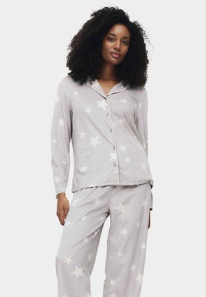 Grijs pyjama set in zachte stof met witte sterpatronen, knoopsluiting bovenstuk met kraag en bijpassende losse broek.