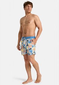 Plavkové kraťasy z lehké modré látky s barevným tropickým potiskem listů a geometrických tvarů. Obsahují modrý stahovací pás.