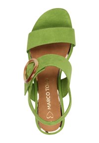 Sandaletta verde in suede con due ampie cinghie, un accento circolare marrone e una soletta imbottita marrone con lettering argentato.