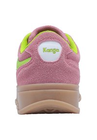 Rosa Wildleder-Sneaker mit runder Form. Verfügt über einen grünen Akzent an der Seite und eine weiße Fersenschlaufe mit der Aufschrift "Kanga". Gummisohlen-Design.