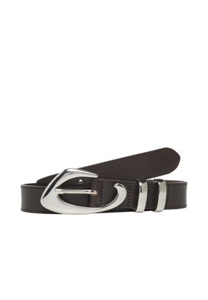 Ciemnobrązowy skórzany pasek z dużą, zakrzywioną srebrną klamrą i dwoma srebrnymi pętlami, ułożony płasko z klamrą skierowaną do przodu na białym tle.