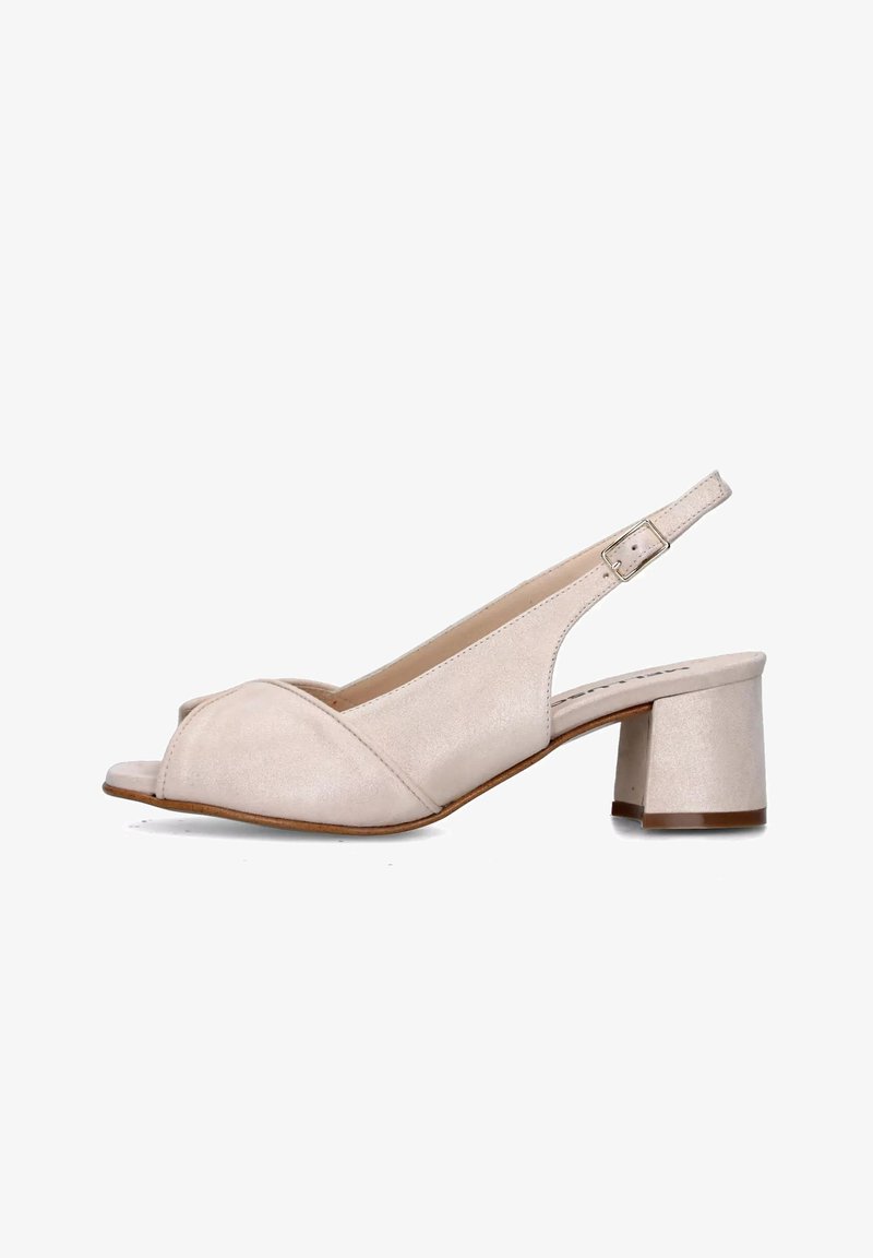Sandali slingback beige con punta aperta, finitura in suede morbido, design a punta rotonda e tacco a blocco. La cinghia alla caviglia regolabile aggiunge funzionalità.