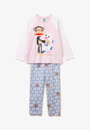 Camiseta de manga larga rosa y blanca con gráfico del mono de Paul Frank sosteniendo un oso, combinada con pantalones azules con caras repetidas de oso y mono.