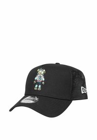 Schwarze Baseballkappe mit einem Netzrücken. Die Vorderseite zeigt eine bestickte Cartoonfigur in einem Pullover und einer Hose, mit Farbakzenten in Blau und Rot.