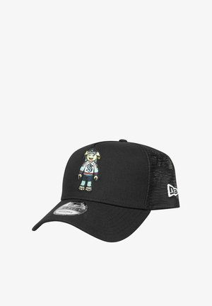 Schwarze Baseballkappe mit einem Netzrücken. Die Vorderseite zeigt eine bestickte Cartoonfigur in einem Pullover und einer Hose, mit Farbakzenten in Blau und Rot.
