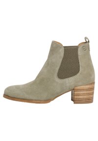 Zielone zamszowe botki za kostkę z teksturowanym elastycznym panelem bocznym, brązowym obcasem i pętelką z tyłu. Niski, stosunkowo niski obcas.