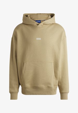 Sweatshirt à capuche beige avec un tissu texturé, une poche frontale, des poignets côtelés et un petit logo "HUGO" sur la poitrine.