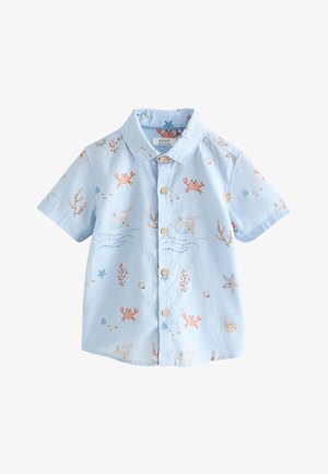 Hele sinine lühikeste varrukatega väikelaste särk krae, nööpidega ees ja mere teemat kujutav trükk – krabid, kalad, meritähed, karbid ja vetikad.