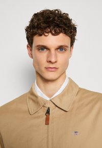 GANT WINDCHEATER - Sommerjakke - dark khaki