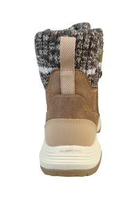 Bota de invierno marrón y beige con puño de punto, lengüeta de tirador en la parte trasera y suela blanca etiquetada con "FLOATPRO", vista desde atrás.