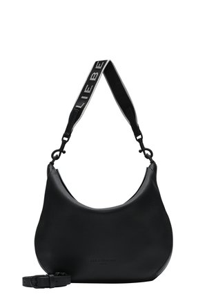 Schwarze Leder-Umhängetasche mit einer geschwungenen Form, ausgestattet mit einem gemusterten Riemen, der mit "LIEBE" beschriftet ist, sowie einem verstellbaren Gürtel. Glatte Textur, minimalistisches Design.