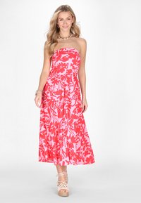 Rochie maxi fără bretele, cu un model floral în nuanțe de roz și roșu, având un corset ajustat și fustă evazată, realizată dintr-un material ușor.