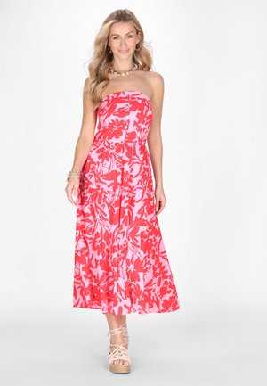 Rochie maxi fără bretele, cu un model floral în nuanțe de roz și roșu, având un corset ajustat și fustă evazată, realizată dintr-un material ușor.