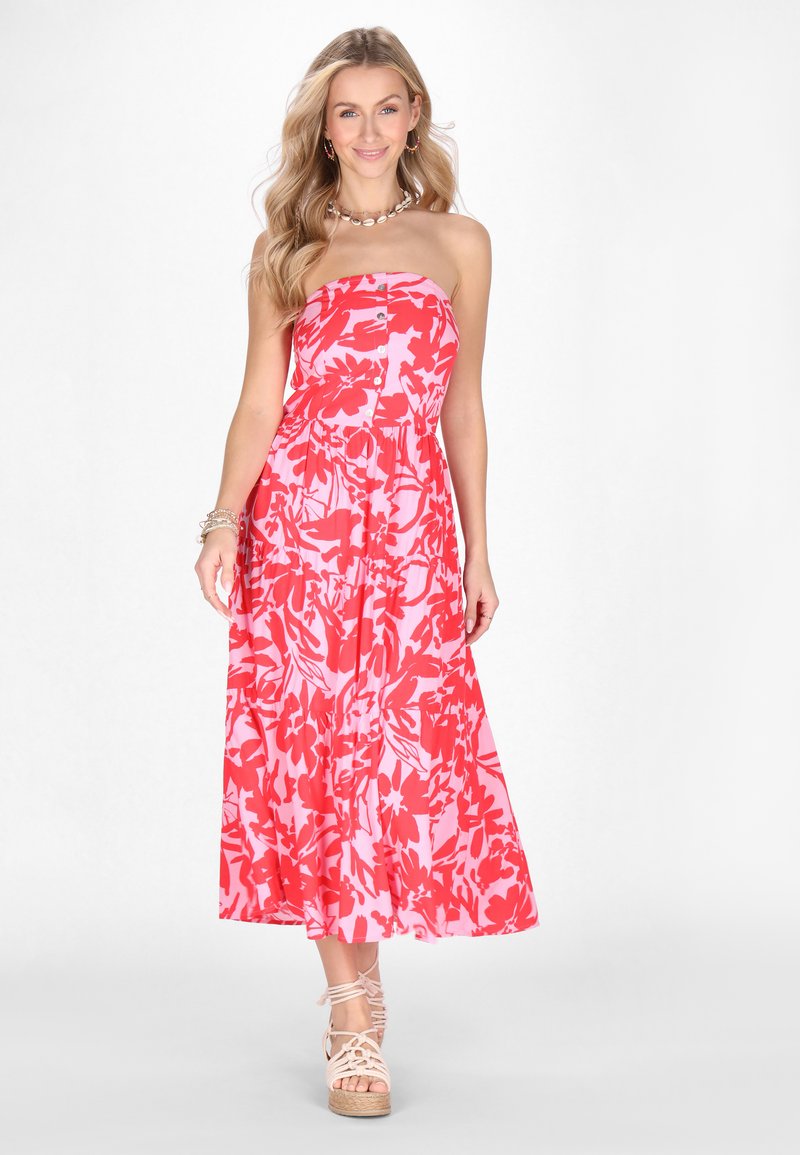 Rochie maxi fără bretele, cu un model floral în nuanțe de roz și roșu, având un corset ajustat și fustă evazată, realizată dintr-un material ușor.
