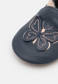 Robeez FLY IN THE WIND - Chaussons pour bébé - marine