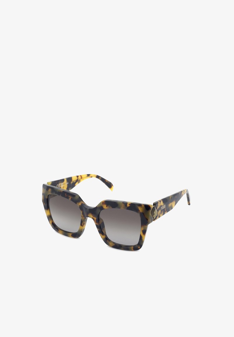 Lunettes de soleil carrées avec montures en motif écaille de tortue et verres gris dégradés, inclinées pour montrer la vue de face et de profil.